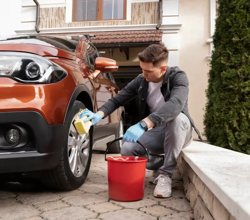 Lavage auto à domicile Cheminot : professionnel intervenant sur un véhicule